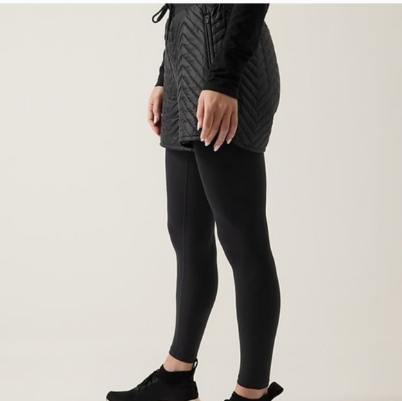 ATHLETA Apres Ski quilted Short Zip Pockets in black. Size 4 - Picture 2 of 15
